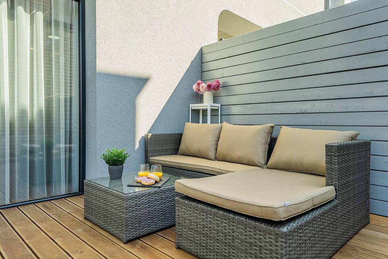 Lovely Apartment With Private Terrace By Urban Rent Kaunas Extérieur photo
